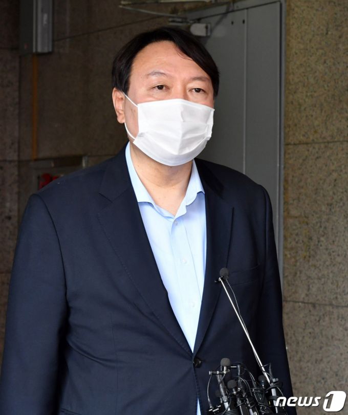 (서울=뉴스1) 국회사진취재단 = 윤석열 전 검찰총장이 15일 서울 종로구 경희궁길 반기문재단에서 반기문 전 UN 사무총장을 예방한 후 취재진과 대화하고 있다. 2021.7.15/뉴스1