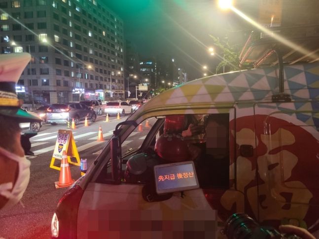 지난 12일 오후 서울 영등포구 서강대교 남단에서 경찰이 자영업자 차량 시위 참가자 이모씨를 저지하자 이씨가 항의하고 있다./사진=정한결 기자