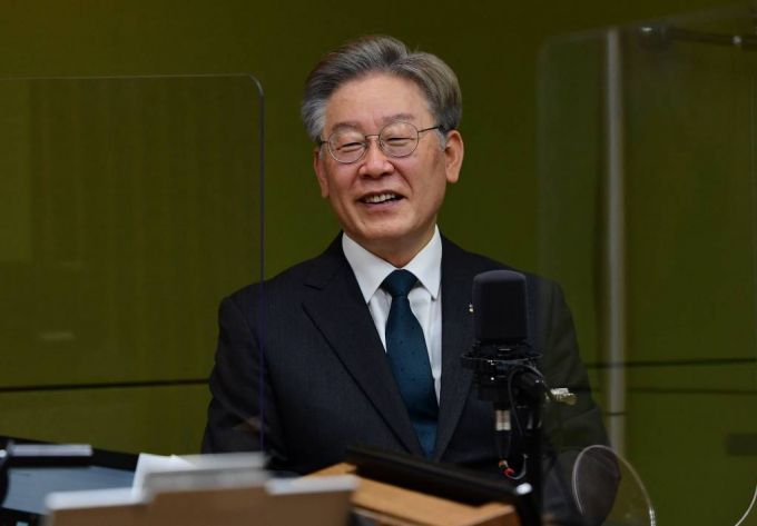 제20대 대통령선거 더불어민주당 예비후보자인 이재명 경기도지사가 14일 오전 서울 양천구 CBS사옥을 방문, CBS라디오 ‘김현정의 뉴스쇼’ 에 출연해 김현정 앵커와 대화를 나누고 있다. / 사진제공=뉴시스