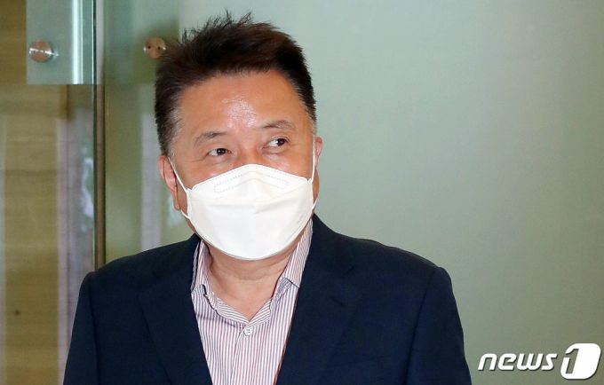 (서울=뉴스1) 국회사진취재단 = 김영환 전 의원이 16일 오전 서울 종로구 윤석열 전 검찰총장의 캠프로 들어서며 질의에 답하고 있다. 국민의힘 소속 중진급 인사가 캠프로 가는 것은 이번이 첫 사례로 김 전의원은 직책없이 캠프에 합류한다고 밝혔다. 2021.7.16/뉴스1