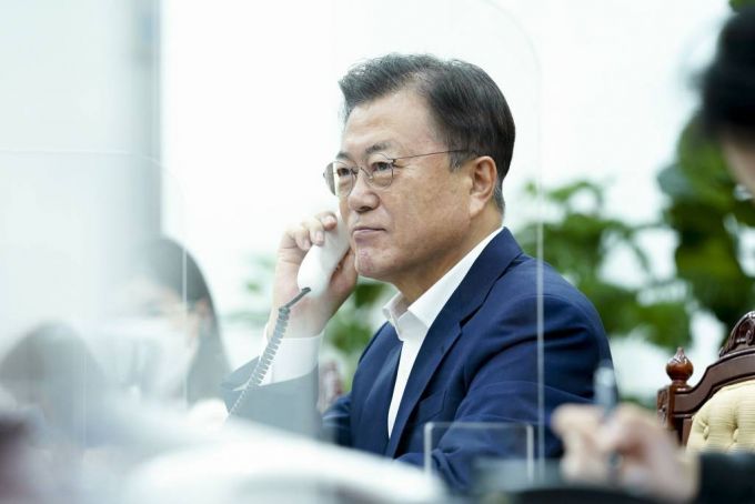 [서울=뉴시스] 문재인 대통령이 16일 청와대 여민관에서 나프탈리 베넷 이스라엘 총리와 전화 통화하고 있다. (사진=청와대 제공) 2021.07.16. photo@newsis.com *재판매 및 DB 금지