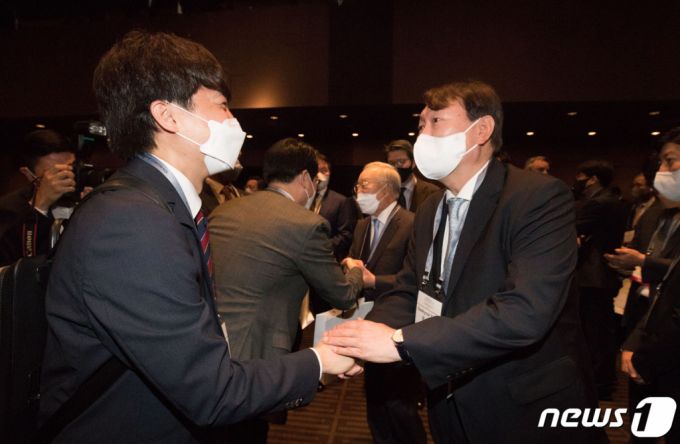 이준석 국민의힘 대표와 윤석열 전 검찰총장이 30일 오전 서울 중구 신라호텔에서 개막한 아시안리더십콘퍼런스 개회식에 참석해 악수를 나누고 있다./사진=뉴스1