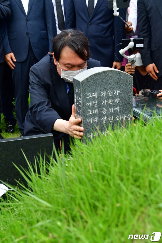 (광주=뉴스1) 황희규 기자 = 대권 도전에 나선 윤석열 전 검찰총장이 17일 오전 광주 북구 망월동 민족민주열사묘역(5·18 구 묘역)에서 이한열 열사 묘비를 어루만지고 있다. 2021.7.17/뉴스1