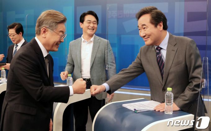 8일 오후 서울 중구 TV조선 스튜디오에서 열린 더불어민주당 대선 예비후보 합동 TV토론회에서 이재명 후보와 이낙연 후보가 인사 나누고 있다. /사진=뉴스1