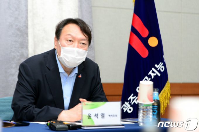 야권 대선주인 윤석열 전 검찰총장이 17일 오후 광주 북구 인공지능사관학교를 방문해 발언을 하고 있다. /사진=뉴스1