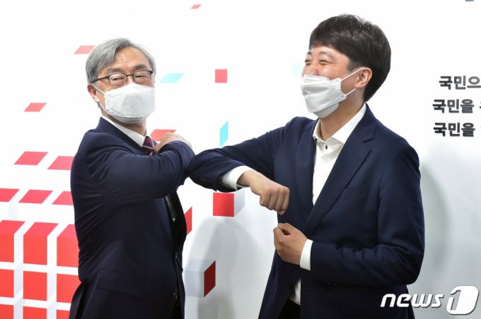 최재형 전 감사원장이 15일 서울 여의도 국민의힘 당사를 찾아 이준석 대표를 예방하며 팔꿈치 인사를 나누고 있다. /사진=뉴스1