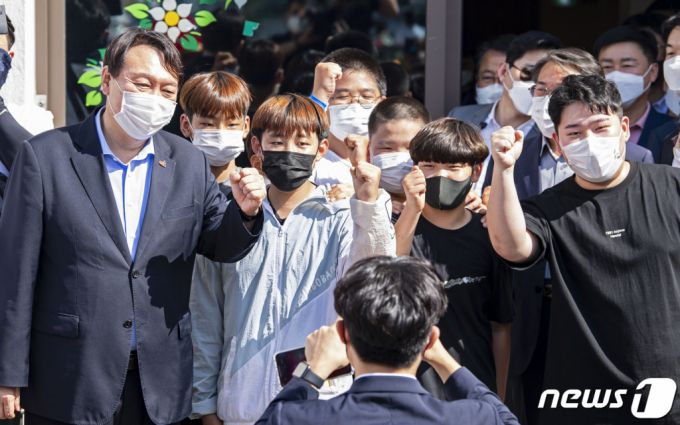 (광주=뉴스1) 황희규 기자 = 대권 도전에 나선 윤석열 전 검찰총장이 17일 오후 광주 동구 옛 전남도청 별관에서 오월어머니회 회원들과 간담회를 마친 뒤 지지자들과 기념사진을 찍고 있다. 2021.7.17/뉴스1