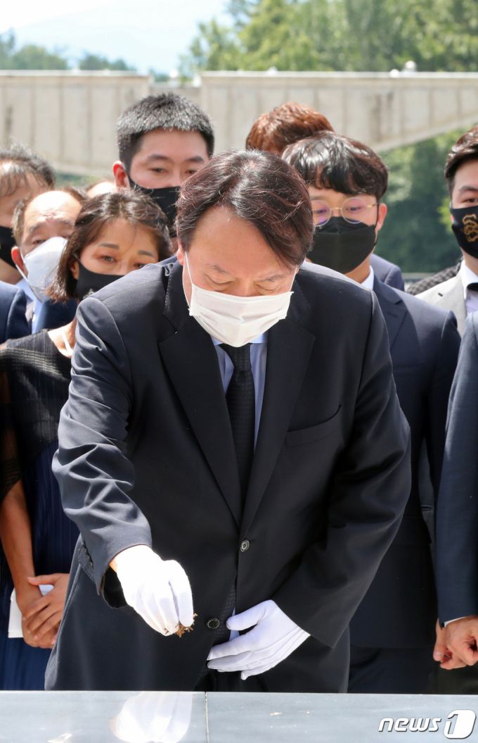 (광주=뉴스1) 황희규 기자 = 대권 도전에 나선 윤석열 전 검찰총장이 17일 오전 광주 북구 운정동 국립5·18민주묘지에서 참배하고 있다. 2021.7.17/뉴스1