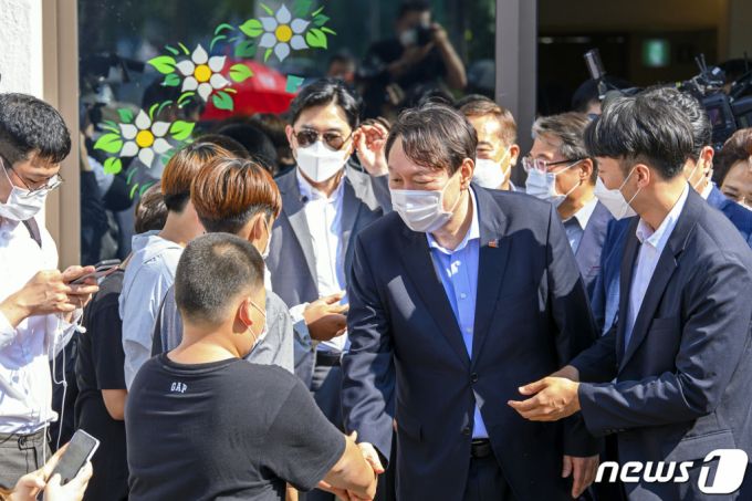 (광주=뉴스1) 황희규 기자 = 대권 도전에 나선 윤석열 전 검찰총장이 17일 오후 광주 동구 옛 전남도청 별관에서 오월어머니회 회원들과 간담회 등을 마친 뒤 지지자들과 인사하고 있다. 2021.7.17/뉴스1