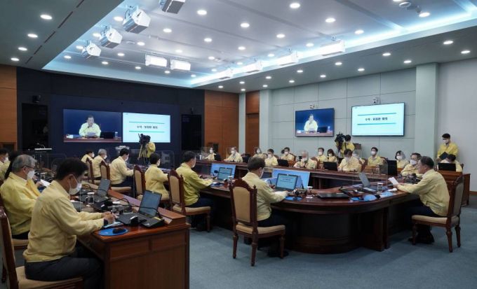 [서울=뉴시스] 문재인 대통령이 19일 오후 청와대에서 열린 수석·보좌관회의에서 발언하고 있다. (사진=청와대 제공) 2021.7.19. photo@newsis.com *재판매 및 DB 금지