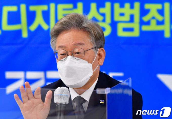 이재명 경기도지사가 19일 오전 경기도 수원시 장안구 경기도디지털성범죄피해자원스톱지원센터를 방문해 관계자들과 대화를 하고 있다. 2021.7.19/뉴스1