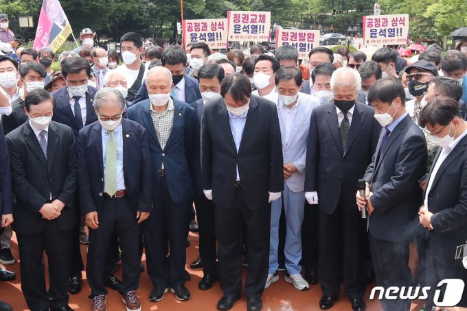 (대구=뉴스1) 공정식 기자 = 야권 대선주자인 윤석열 전 검찰총장이 20일 오전 대구 2.28민주의거기념탑을 찾아 참배하고 있다. 2021.7.20/뉴스1