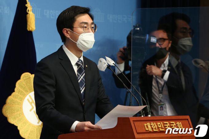 장경태 더불어민주당 의원이 7일 국회 소통관에서 청년창업 지원 등이 포함된 청년창업사다리법 관련 기자회견을 하고 있다. 2021.6.7/뉴스1