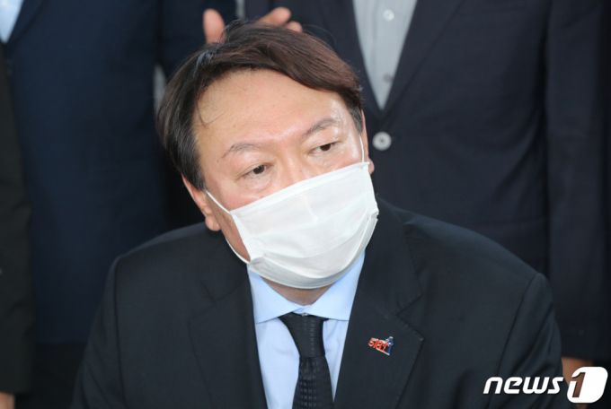 대권 도전에 나선 윤석열 전 검찰총장이 17일 오전 광주 북구 운정동 국립5·18민주묘지에서 참배를 마친 뒤 5·18 구속 관련자들과 만나고 있다. / 사진=뉴스1