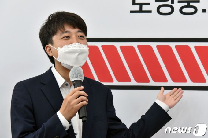 이준석 국민의힘 대표가 19일 서울 여의도 국회에서 열린 2030 청년인재 발굴 및 육성을 위한 업무협약식에서 환영사를 하고 있다. /사진=뉴스1