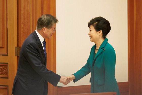 2015년 10월 당시 박근혜 대통령이 청와대에서 여야 지도부와 회동, 새정치민주연합 문재인 대표와 악수를 나누고 있다. (청와대) 2015.10.22/뉴스1