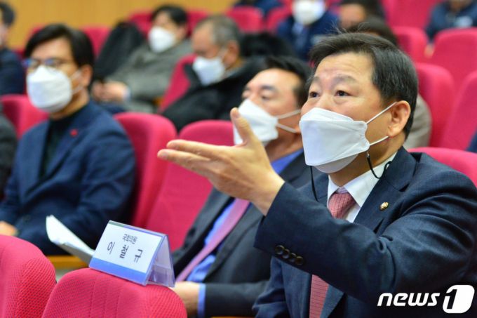 (경주=뉴스1) 최창호 기자 = 국민의힘 김석기 의원과 이철규 산자위 간사, 김영식 과방위 위원이 14일 최근 논란이 되고 있는 삼중수소 누출 논란과 관련 사실 확인을 하기 위해 한수원(주) 월성원자력본부를 방문했다. 이철규 의원이 원흥대 월성원전 본부장에게 원전 안전 여부에 대한 질문을 하고 있다. 원 본부장은 이 의원 질문에