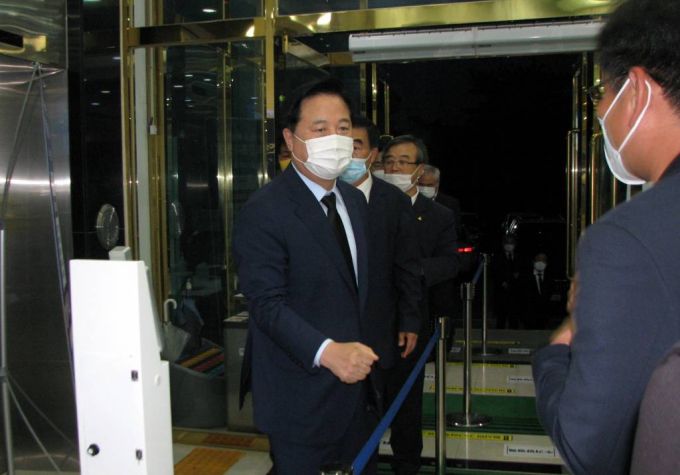 김두관 민주당 대선 예비후보가 조문을 위해 이달 13일 오후 김경수 경남도지사 장인의 빈소가 차려진 전남 목포시 산정동 봉황장례문화원에 들어서고 있다. / 사진제공=뉴시스