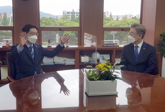 17일 오전 김경수 경남도지사가 집무실에서 공동협력을 위한 정책협약 체결을 위해 도청을 방문한 이재명 경기도지사와 환담하고 있다. / 사진제공=뉴시스