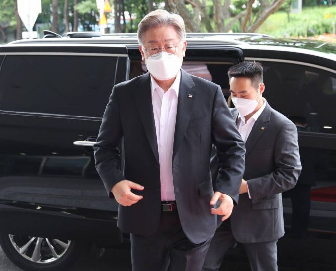 이재명 경기도지사가  이달 20일 오후 경기도 화성시 삼성전자 반도체 화성캠퍼스를 방문해 간담회장으로 들어서고 있다. / 사진제공=뉴시스