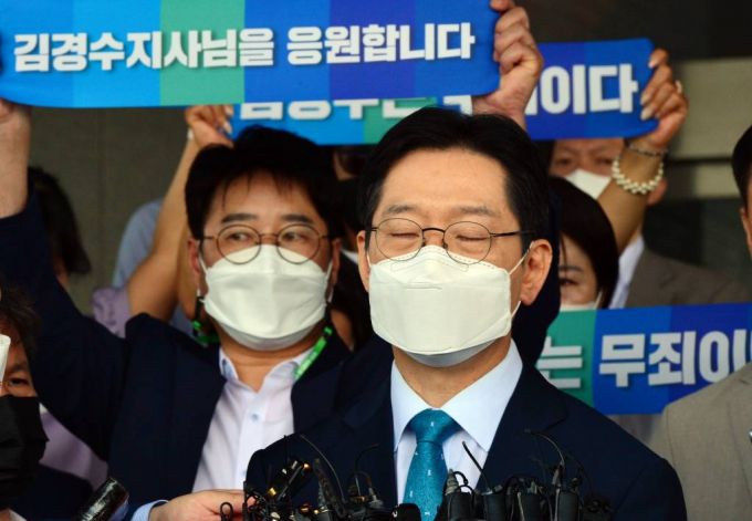 김경수 경남지사가 21일 오전 경남도청 현관입구에서 이날 징역형을 확정한 대법원의 최종 판결에 대해 입장을 밝히고 있다. / 사진제공=뉴시스