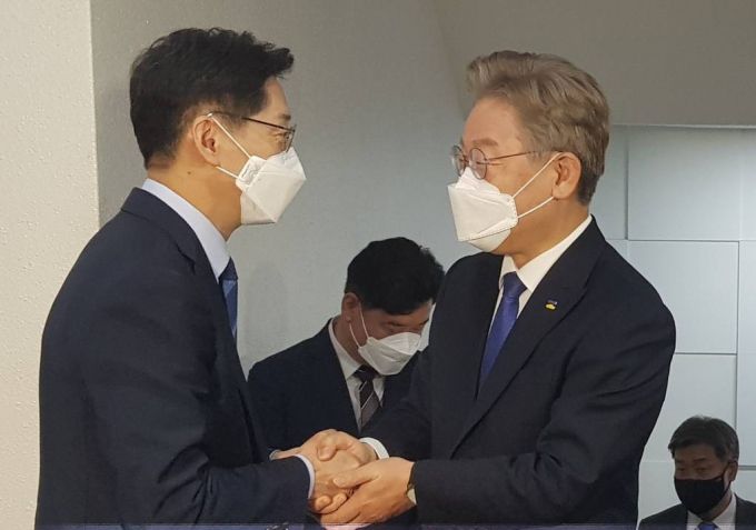 17일 오전 김경수 경남도지사가 2층 집무실 앞에서 공동협력을 위한 정책협약 체결을 위해 도청을 방문한 이재명 경기도지사의 손을 잡고 반갑게 인사하고 있다. / 사진제공=뉴시스