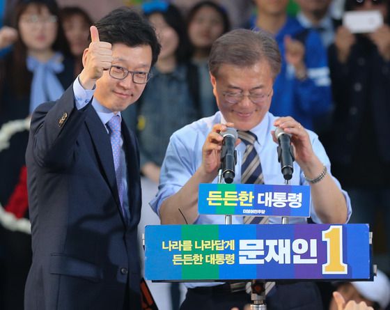 = 30일 서울 서대문구 신촌로에서 열린 문재인 더불어민주당 대선 후보의 집중유세에서 김경수 대변인이 엄지손가락을 치켜세우고 있다. 2017.4.30/뉴스1