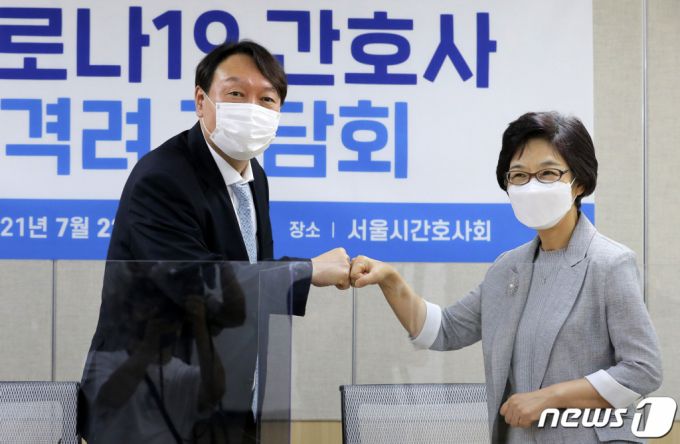 윤석열 전 검찰총장이 22일 서울시 구로구 서울시간호사회를 방문해 박인숙 회장과 인사를 나누고  있다.  /사진=뉴스1.