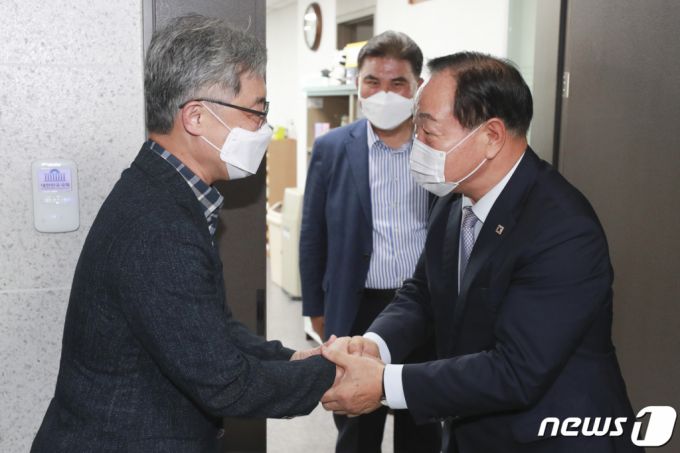 국민의힘 대권주자인 최재형 전 감사원장(왼쪽)이 22일 오후 서울 여의도 국회 의원회관에서 한기호 국민의힘 의원을 만나 악수를 나누고 있다. /사진=뉴스1