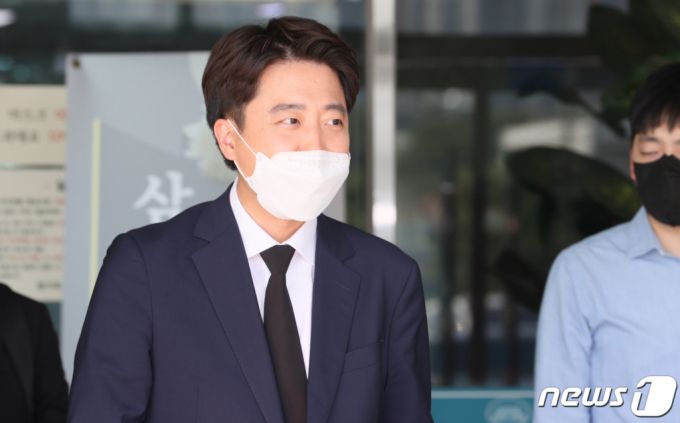 '천안함 46용사’ 가운데 1명인 故 정종율 해군 상사의 부인 정 모씨가 21일 암투병을 하다 별세했다. 이준석 국민의힘 당대표가 22일 오후 인천시 동구 청기와 장례식장에 들어서고 있다. /사진=뉴스1