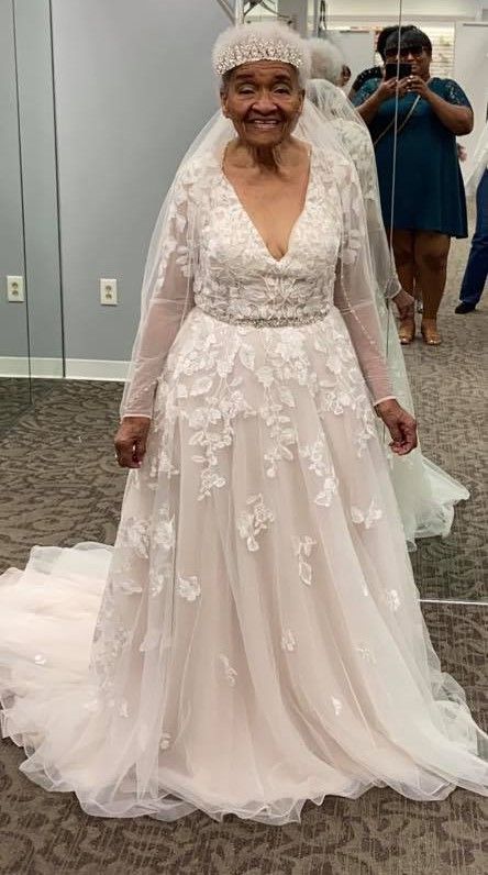 70년 만에 처음으로 웨딩드레스를 입게 된 94세 할머니의 사연이 알려지며 화제가 되고 있다. /사진=에리카 터커 페이스북 갈무리