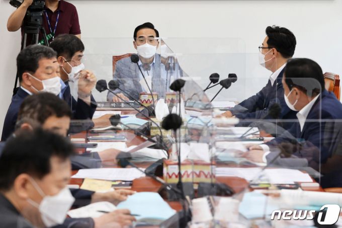 22일 서울 여의도 국회에서 열린 제3차 예산결산특별위원회 2021년도 제2회 추가경정(추경)예산안 등 조정소위원회에서 박홍근 소위원장이 2차 추경안에 대한 세부 심사 회의를 주재하고 있다./사진=뉴스1