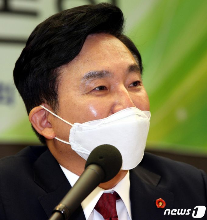 (서울=뉴스1) 국회사진취재단 = 국민의힘 대선주자인 원희룡 제주도지사가 20일 오후 서을 중구 태평로 한국프레스센터에서 열린 '한국기자협회 제20대 대선 예비후보 초청 토론회'에서 인사말을 하고 있다. 2021.7.20/뉴스1