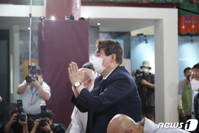 윤석열 전 검찰총장이 26일 전북 김제 금산사에 마련된 조계종 전 총무원장 월주스님 빈소를 찾아 조문을 하고 있다. /사진=뉴스1.