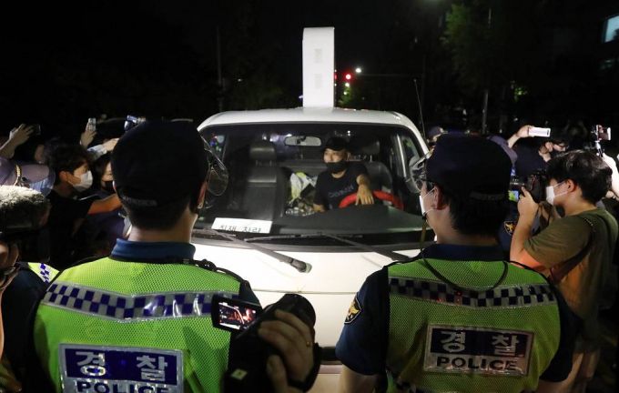 코로나19 대응 전국자영업자비상대책위원회의 거리두기 4단계 조치 항의 심야 차량 시위 참가자가 탄 차량이 지난 14일 오후 서울 여의도공원 앞에서 경찰에 둘러싸여 있다/사진=뉴시스