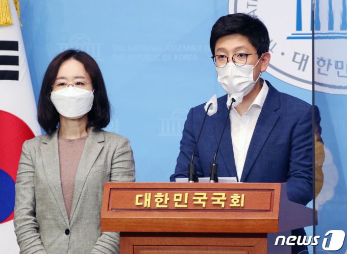 (서울=뉴스1) 구윤성 기자 = 윤석열 전 검찰총장 선거캠프의 김병민 신임 대변인이 25일 서울 여의도 국회 소통관에서 기자회견을 열고 윤 전 총장의 보강된 캠프 인원 명단을 공개하고 있다. 김 대변인은