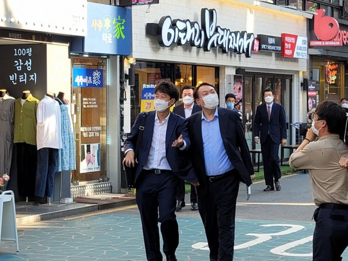 윤석열 전 검찰총장과 이준석 국민의힘 대표가 25일 저녁 건대 입구에서 만나 치맥회동을 했다./사진=이창섭 기자