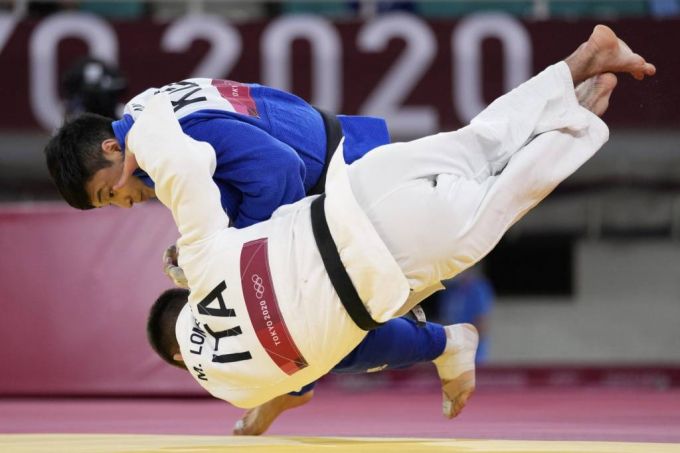 [도쿄=AP/뉴시스] 25일(현지시간) 일본 도쿄에서 열린 2020 도쿄 올림픽 남자 유도 66kg급 경기 동메달 결정전, 한국 대표 안바울이 세계 랭킹 1위인 이탈리아 마누엘 롬바르도를 엎어치기 하고 있다. 안바울은 마누엘 롬바르도를 이기고 동메달을 획득했다. 2021.07.25.