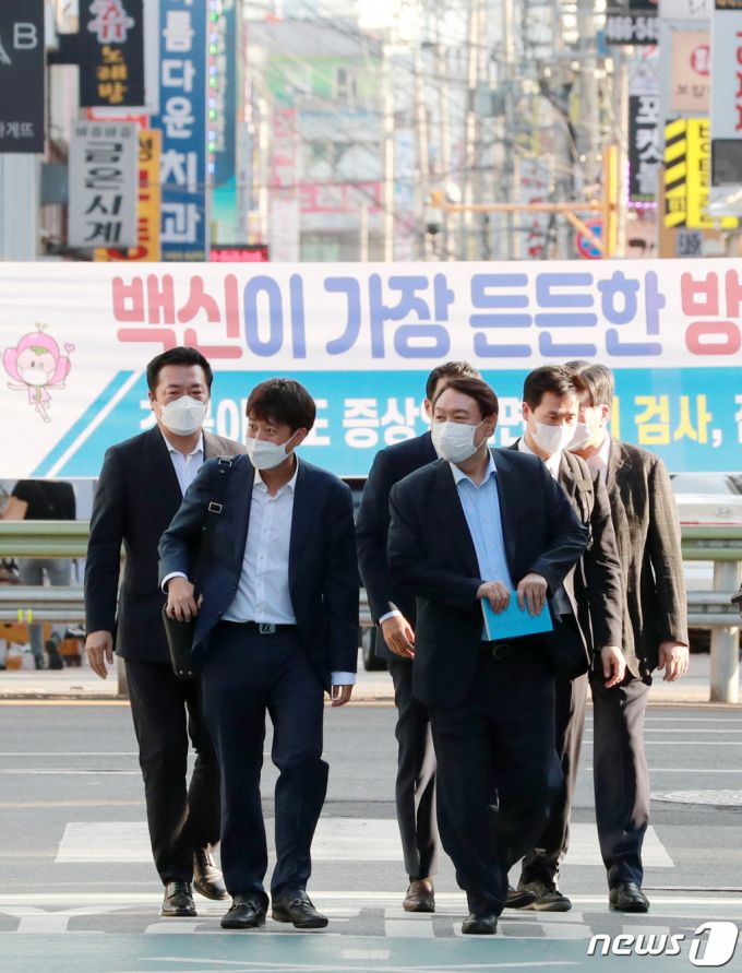 (서울=뉴스1) 구윤성 기자 = 이준석 국민의힘 대표와 윤석열 전 검찰총장이 25일 오후 서울 광진구 건대맛의거리에서 '치맥회동'을 하기 위해 음식점으로 향하고 있다. 2021.7.25/뉴스1