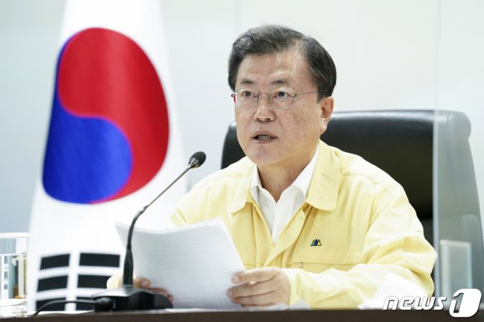 (서울=뉴스1) = 문재인 대통령이 25일 국가위기관리센터에서 열린 코로나19?중앙재난안전대책본부 회의를 주재하고 있다.(청와대 제공)2021.7.25/뉴스1
