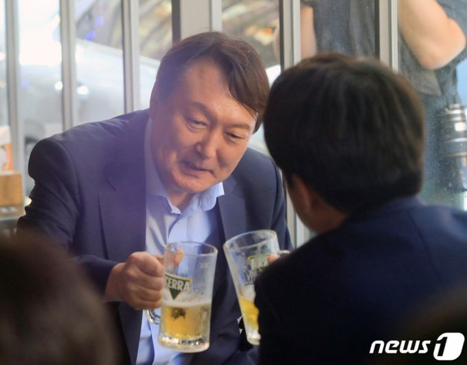 (서울=뉴스1) 구윤성 기자 = 윤석열 전 검찰총장(왼쪽)이 25일 오후 서울 광진구의 한 음식점에서 이준석 국민의힘 대표와 '치맥회동'을 하고 있다. 2021.7.25/뉴스1