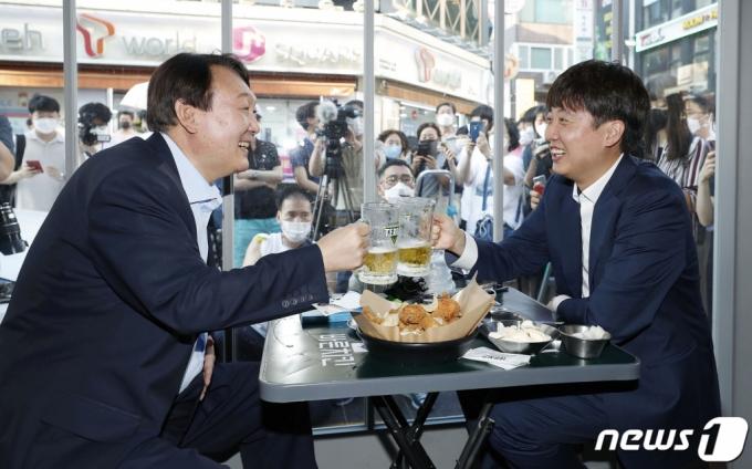 이준석 국민의힘 대표와 윤석열 전 검찰총장이 지난 25일 오후 서울 광진구의 한 음식점에서 '치맥회동'을 하고 있다. /사진=뉴스1.