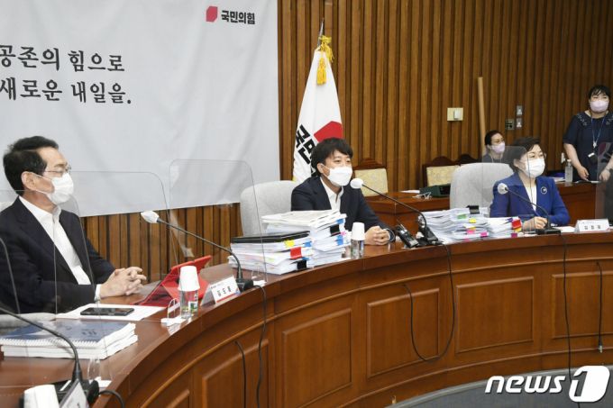 (서울=뉴스1) 이동해 기자 = 이준석 국민의힘 대표가 26일 국회에서 열린 '나는 국대다 시즌2' 정책공모전 예선심사에 참석해 모두발언을 하고 있다. 2021.7.26/뉴스1