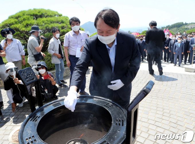 (부산=뉴스1) 부산사진공동취재단 = 대선 출마를 선언한 윤석열 전 검찰총장이 27일 부산 중구 민주공원 추념의 장을 찾아 참배하고 있다. 2021.7.27/뉴스1