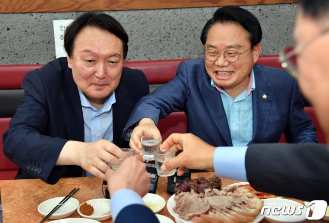 (부산=뉴스1) 부산사진공동취재단 = 야권 대권주자인 윤석열 전 검찰총장이 27일 부산 서구의 한 식당을 방문, 지역 국회의원들과 함께 식사하면서 건배하고 있다. 2021.7.27/뉴스1