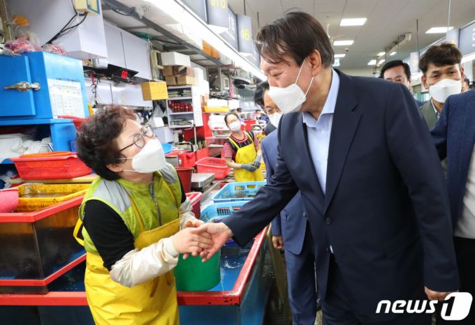 (부산=뉴스1) 부산사진공동취재단 = 윤석열 전 검찰총장이 27일 오후 부산 중구 자갈치시장을 찾아 상인과 인사를 나누고 있다. 2021.7.27/뉴스1