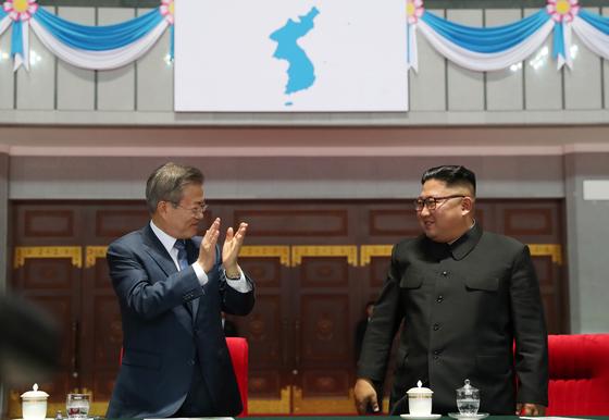 =  문재인 대통령이 19일 밤 평양 5.1 경기장에서 열린 '빛나는 조국'을 관람한 뒤 북한 김정은 국무위원장을 향해 박수 보내고 있다. 2018.9.19/뉴스1