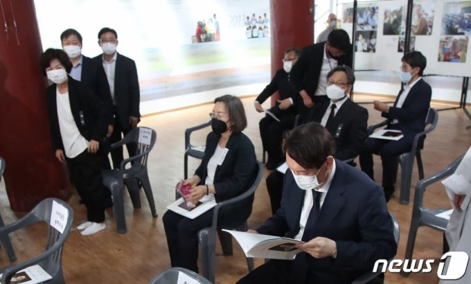 지난  26일 전북 김제 금산사에 열린 조계종 전 총무원장 월주스님 영결식을 찾은 추미애 전 법무부장관(가장 왼쪽)과 윤석열 전 검찰총장(오른쪽)이 영결식을 기다리고 있다. 2021.7.26/뉴스1