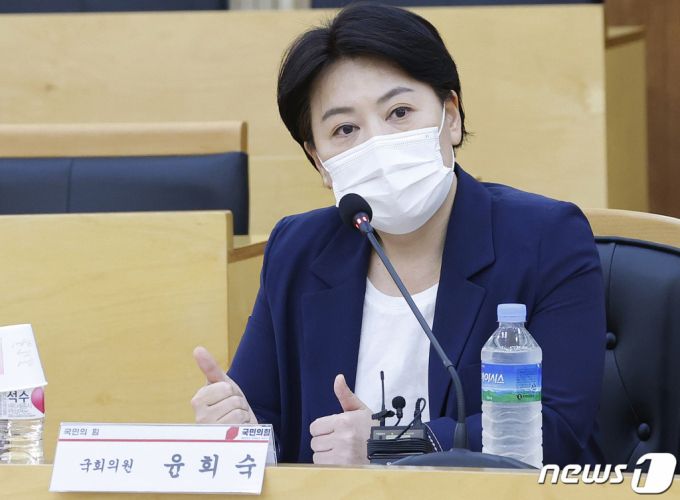 (대구=뉴스1) 남승렬 기자 = 대선 출마를 선언한 국민의힘 윤희숙 의원이 13일 오후 대구 북구 경북대학교에서 열린 청년간담회에 참석해 발언하고 있다. (독자 제공) 2021.7.13/뉴스1