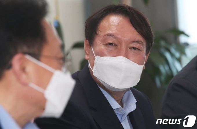 (부산=뉴스1) 여주연 기자 = 윤석열 전 검찰총장이 27일 오후 부산 중구 남포동 자갈치시장을 찾아 상인들과 간담회를 갖고 있다. 2021.7.27/뉴스1